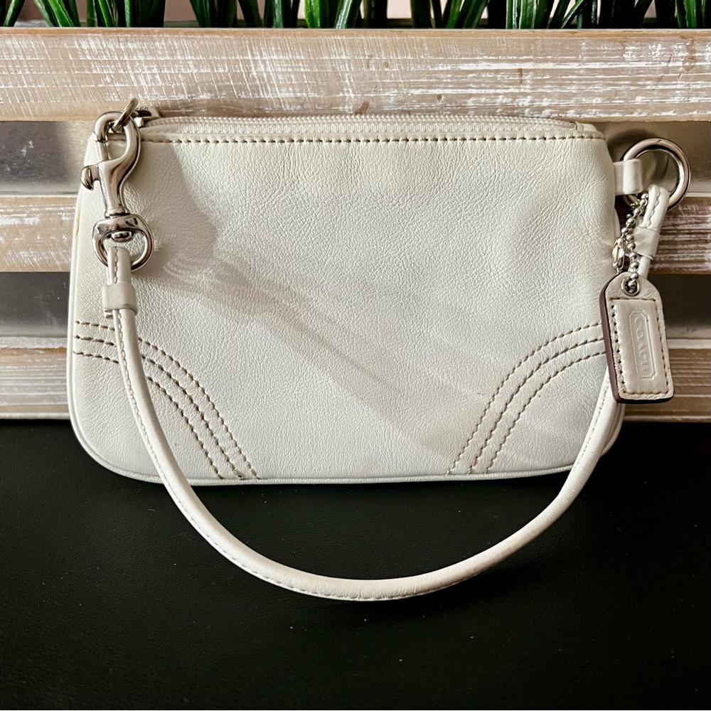COACH Vintage White/Cream Pebbled Leather Wristlet – Classic Style
